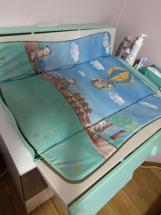 Saltea de înfășat cu spații de depozitare