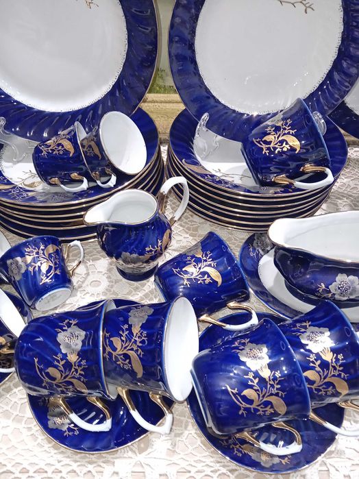 Сервизи за хранене и кафе.