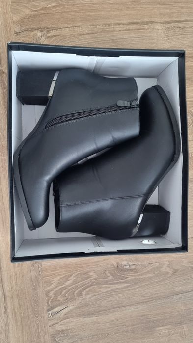 Черни боти с ток