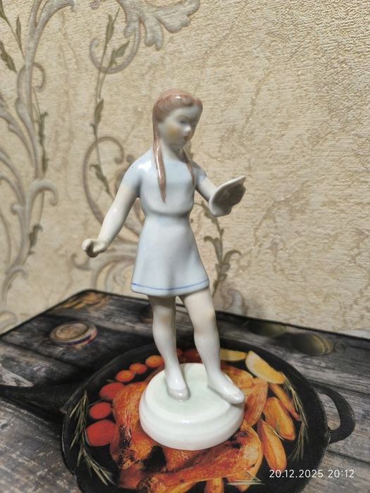 Фарфоровая статуэтка.
