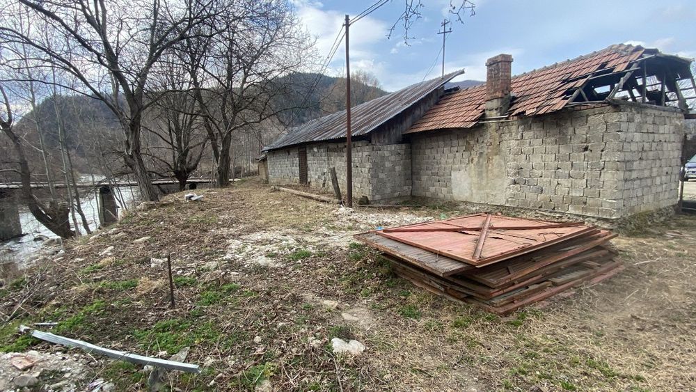 Vând teren (Edilo-Industrial )cu cladire in orasul Nehoiu;