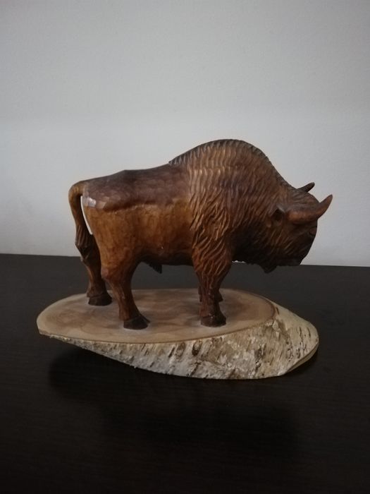 Много красива и различна статуетка на бизон. Дърво.