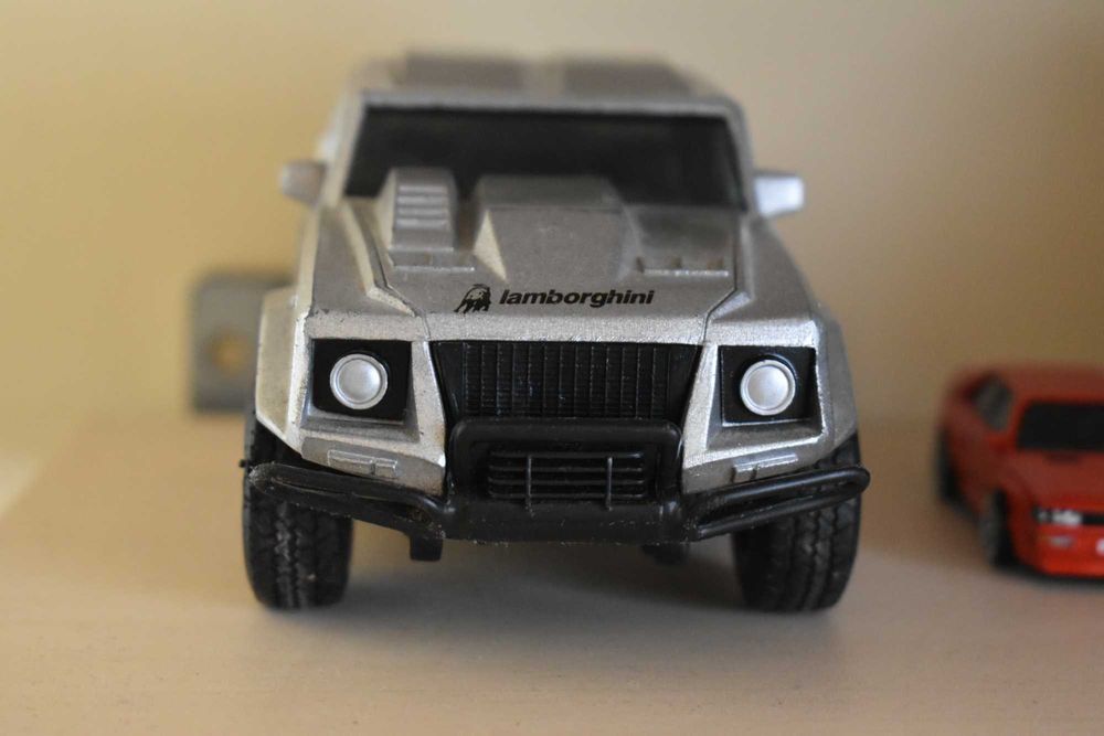 Vand macheta Lamborghini LM002 in stare buna.