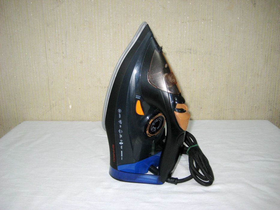 Утюг SHIVAKI 2600W идеальном рабочим почти новым состоянии!