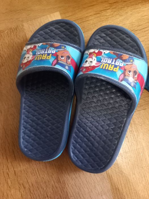 Дъждобран, ботушки и чехли