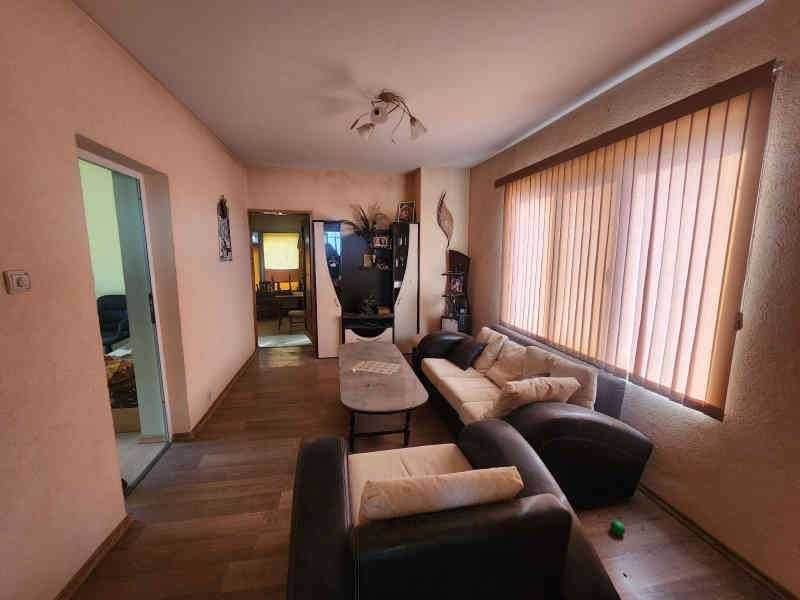 Продава се двуетажна къща с двор в гр. Перущица