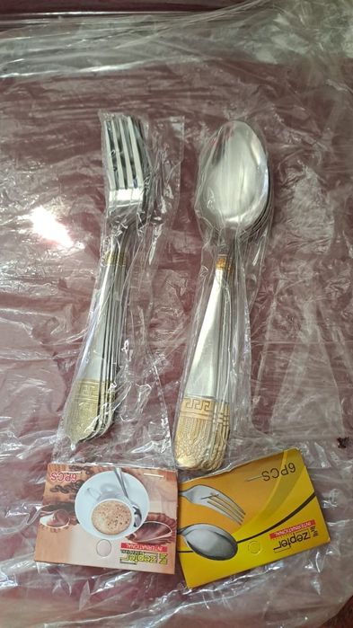 Стол ,стулья, ыдыс аяқтарымен сатылады!