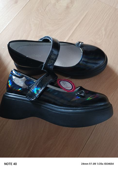 Продаю туфли на девочку 10-11 лет.