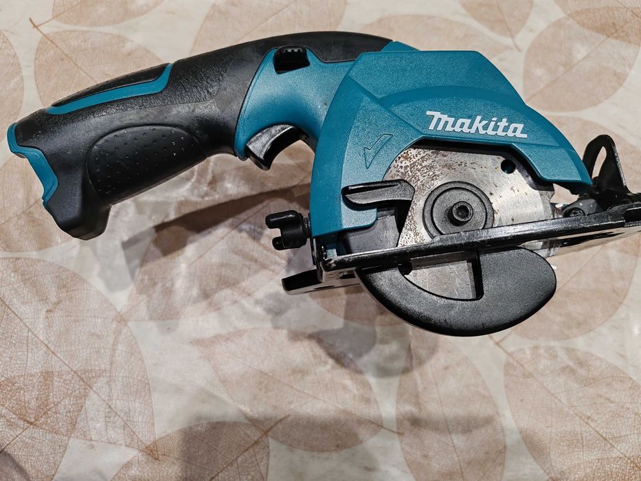 MAKITA HS300D акумулаторен ръчен циркуляр 10,8 V