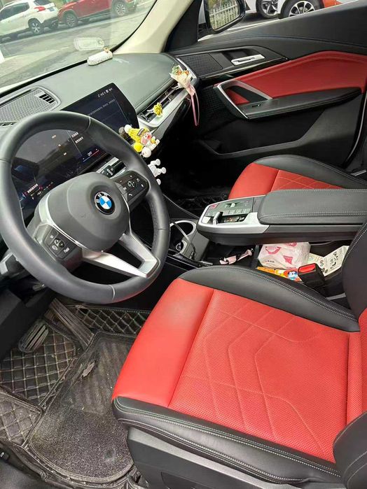 BMW X1, белый кроссовер