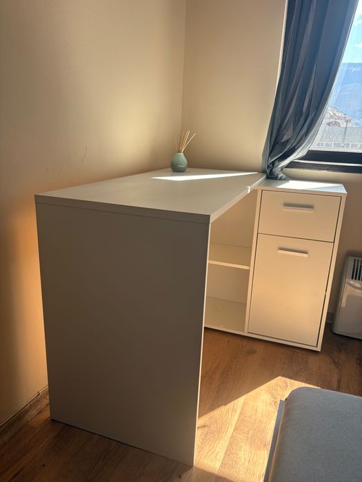 Бяло ъглово бюро