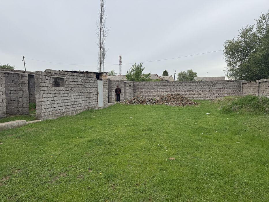 Земельный Участок 8 соток с постройкой времянок, 4-мя сараями. Забор.