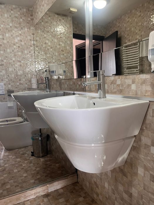 Vand lavoar + baterie, vas wc, calorifer perete, paravan dus, toate in stare buna