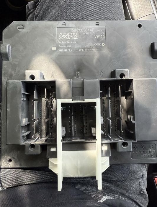 5Q0937084AF bcm grile bloc lumini clima audi a3 8v