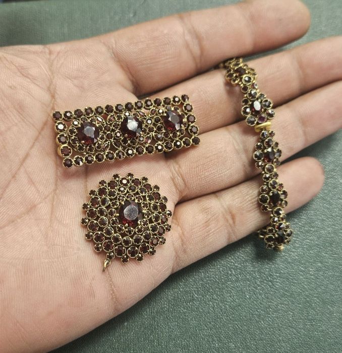 Бижута от бохемски гранат.