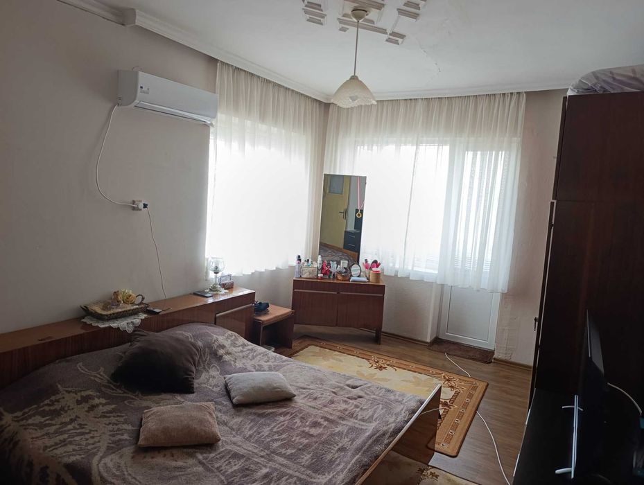 Продава два етажа + гараж Стар Център на Смолян