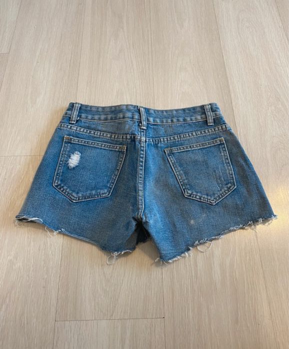 Blugi scurti cu perle si broderie