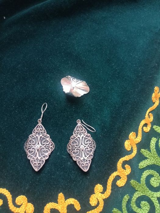Продам серябрянный комплект (серьги + кольцо)
Красивый