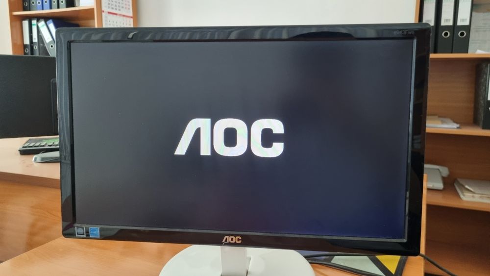 Продаю надежный и стильный монитор AOC. Главная фишка — красивый белый