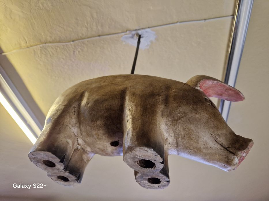 Летящ Нерез и Прасенце Касичка за Декорация Стара Керамика