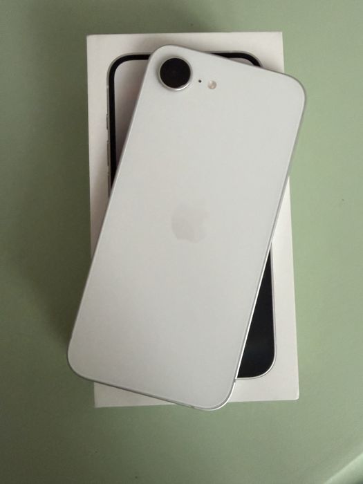 Iphone 16e 128 gb бял