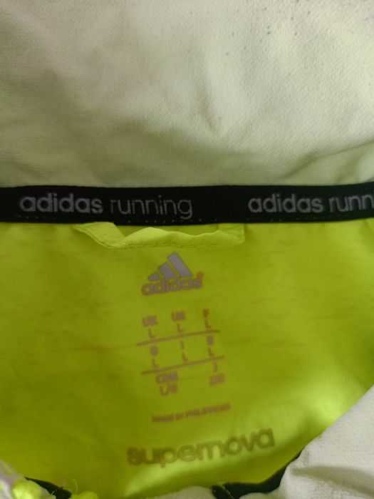 Vând haina sport adidas, produs de calitate superioara mărimea L.