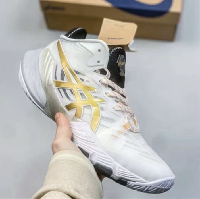 Продам срочно asics кроссовки новые