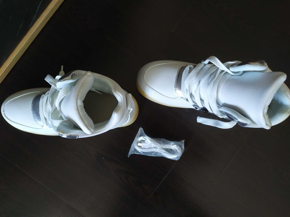 Светещи маратонки номер 37.