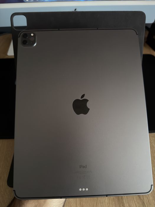 iPad Pro 12.9 Gen 6 2TB Stocare Wi-Fi + Cellular si Magic keyboard