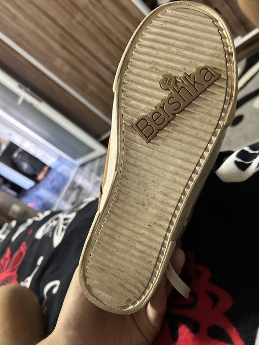 Vând adidași dama bershka