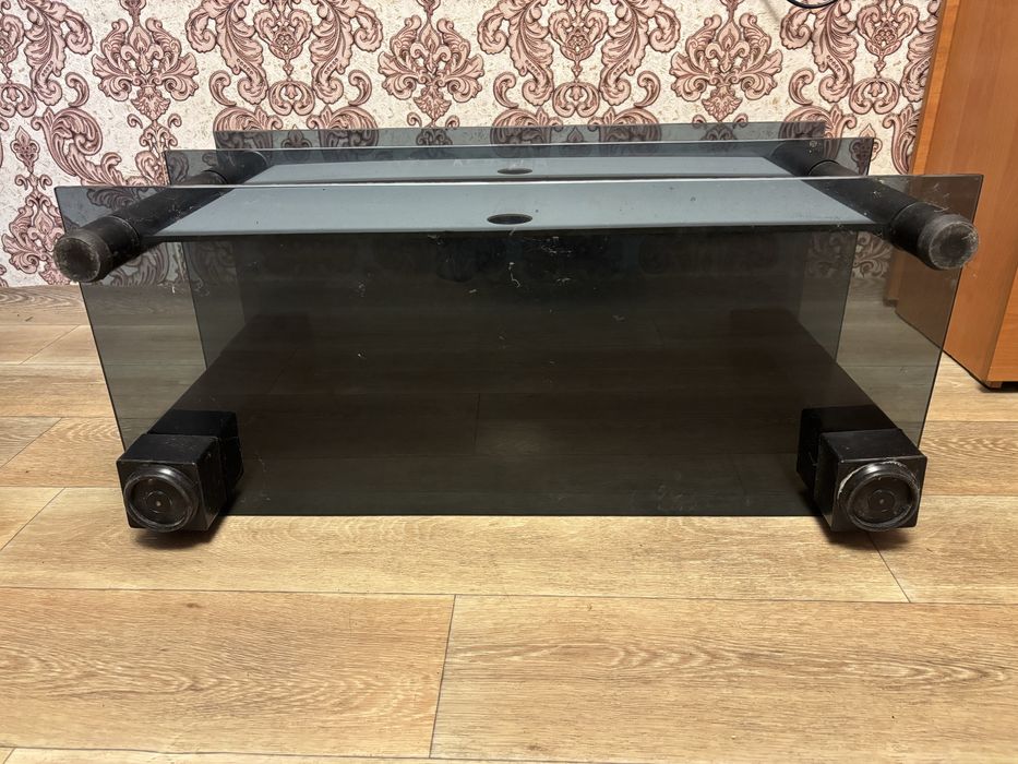 Продам стеклянную тумбочку