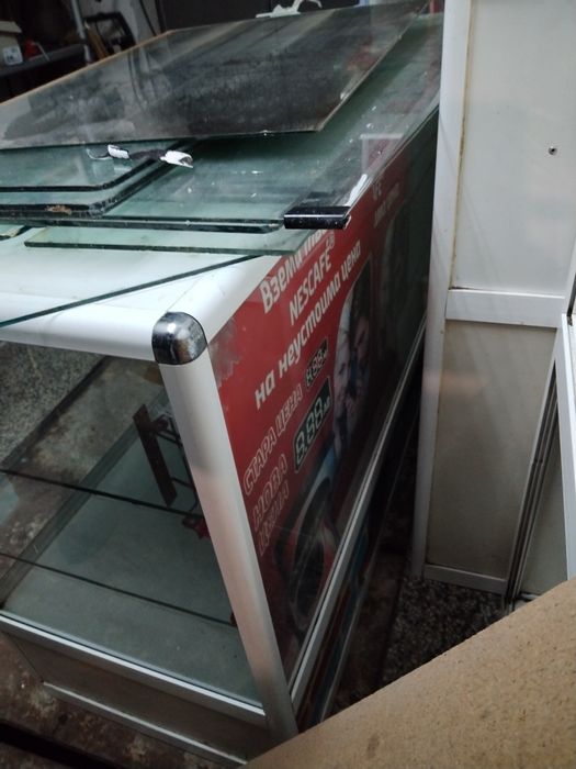 Стъклена витрина