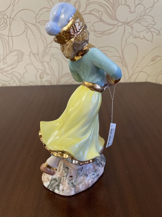 Продам статуетку девушки