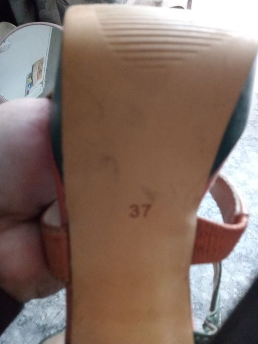 Продам туфли новые