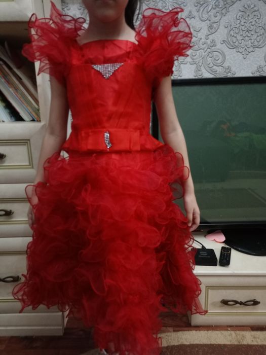 Платья нарядные продаю