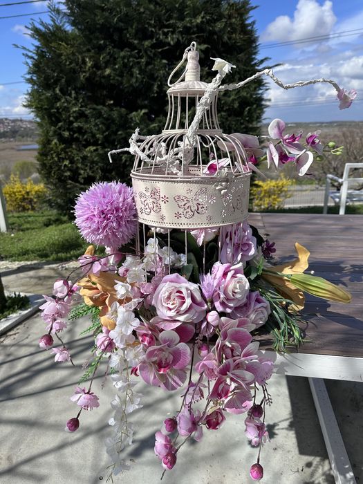 Vând aranjamente florale artificiale tip colivie, ideale pentru nunți, evenimente sau decor locații.