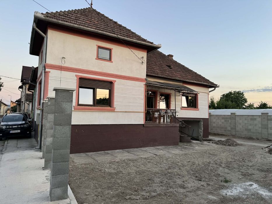 Vând casa urgent