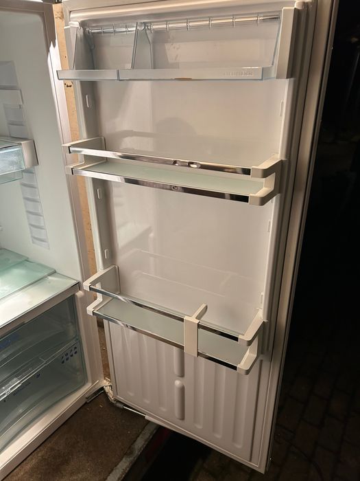 Vând frigider incorporabil