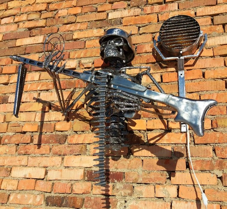 Кованый настенный светильник.