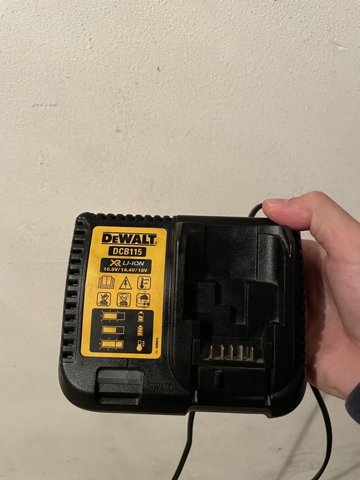 Зарядно устройство DeWalt