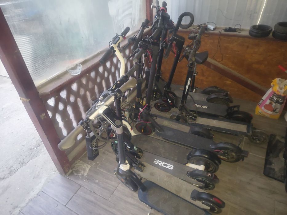 Se vând trotinete electrice