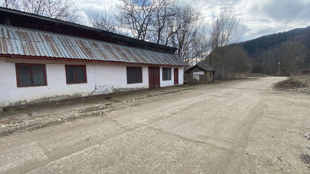 Vând teren (Edilo-Industrial )cu cladire in orasul Nehoiu;