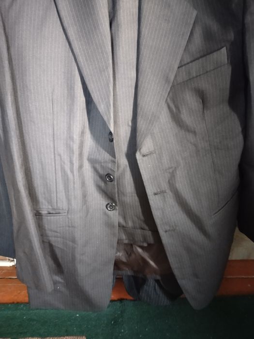 Продаю Костюмы новый