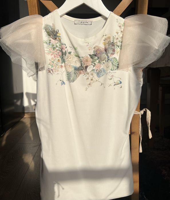 Нова тениска на Avin със 3D цветя