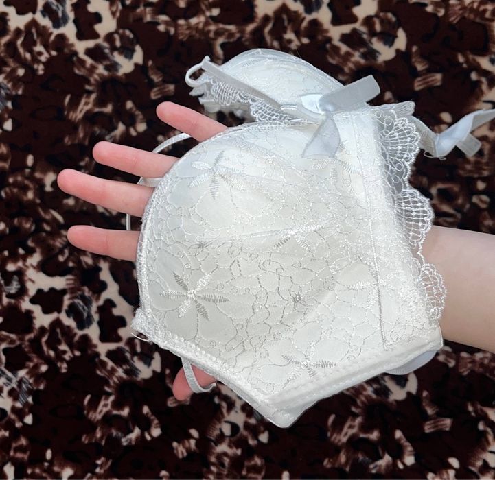 белый бюстгалтер, полностью новый, не одевали