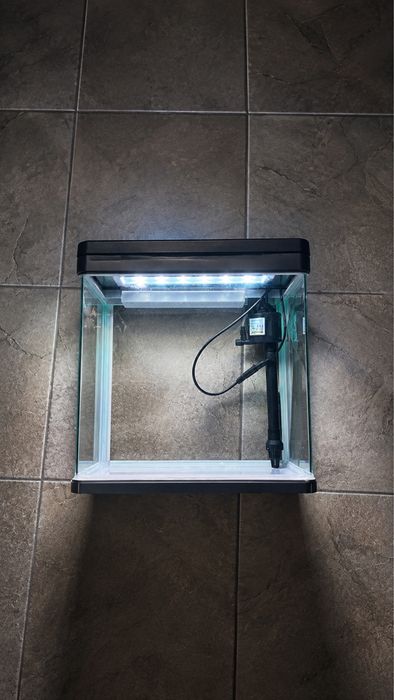 Аквариум PawHut D61-004V90WT - 13L в добро сьстояние.