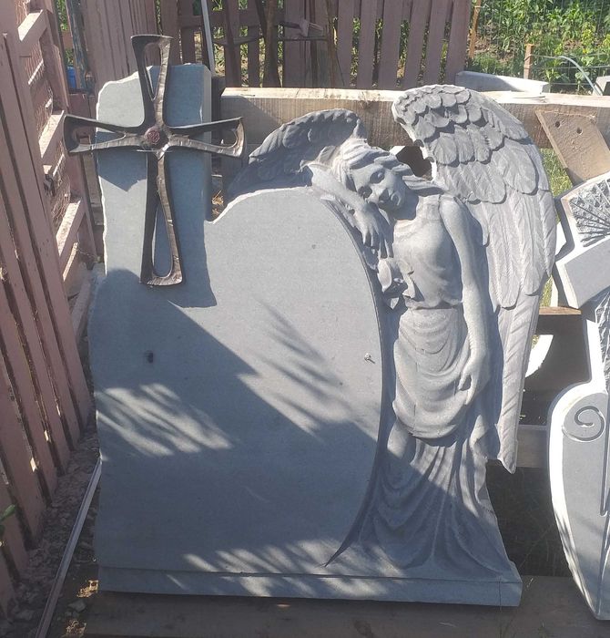 Monumente funerare , cruci