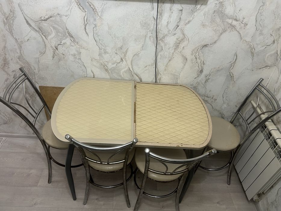 Кухонный стол и стулья