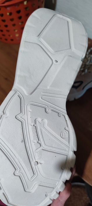 Продам  отличные кросовки