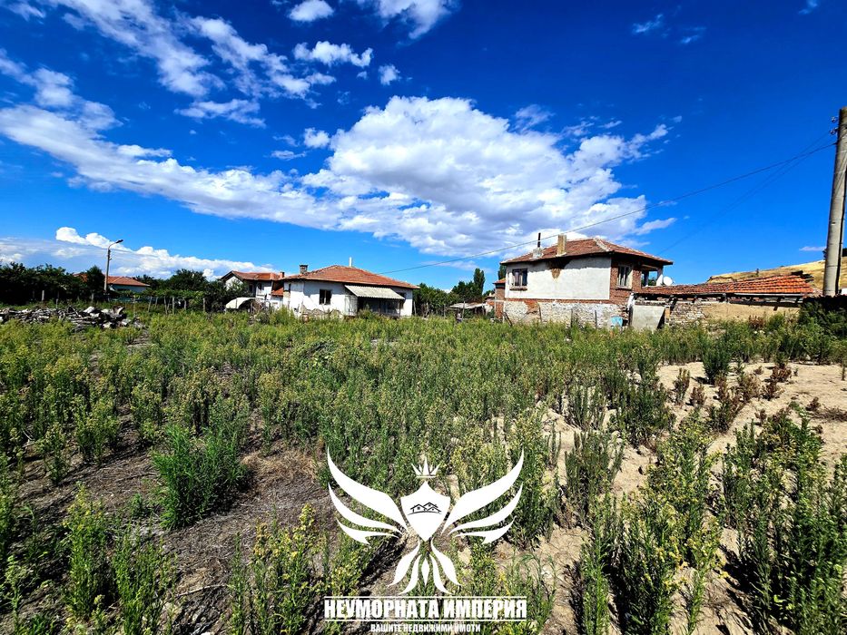 Продавам едноетажна къща с постройки 120РЗП с 997кв двор село Ахматово